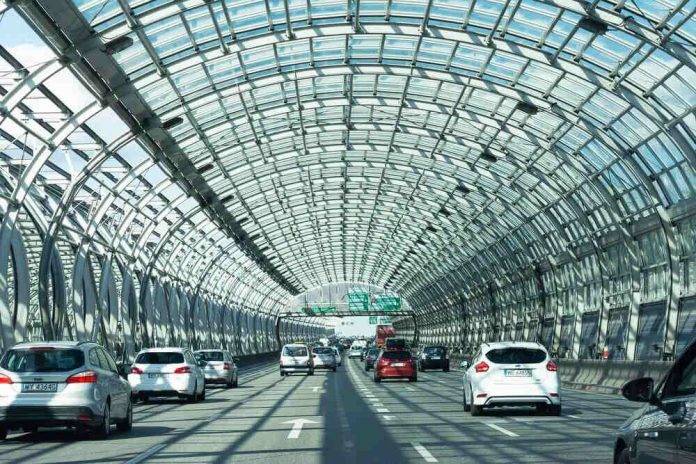 велике шосе з автомобілями їдуть під мостом