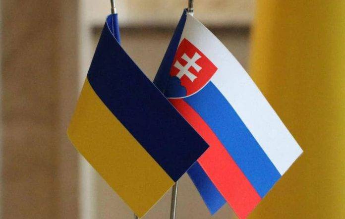 Стяг України та стяг Словаччини