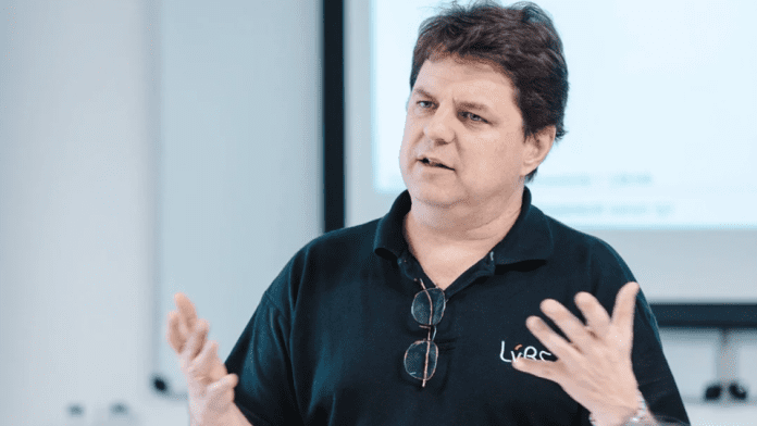 Чоловік розповідає за допомогою жестів