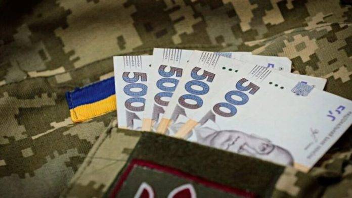 Гроші у кишені військової куртки