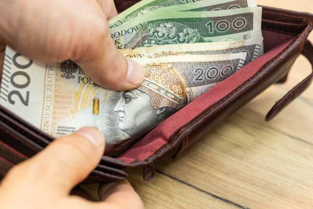 Вміст гаманців поляків, Концепція фінансів громадян Польщі під час інфляції, Чоловік показує відкритий гаманець з грошима, польський злотий